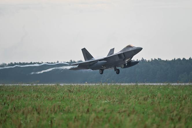 Łódzkie. Już 12 myśliwców F-22 Raptor stacjonuje w Łasku!