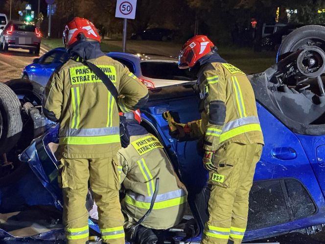 Auto rosyjskiej ambasady dachowało w Warszawie! Odłamki uszkodziły inne pojazdy