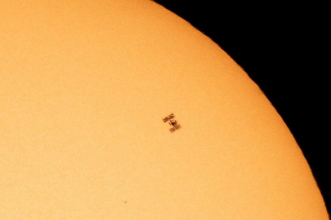 Przelot ISS na tle Słońca