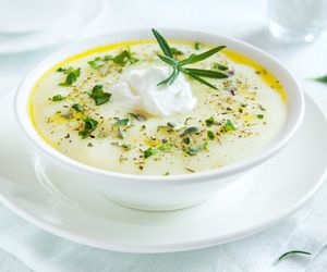 Krem z kalafiora z bitą śmietaną według Magdy Gessler: przepis z Kulinarnej Fabryki Smaku