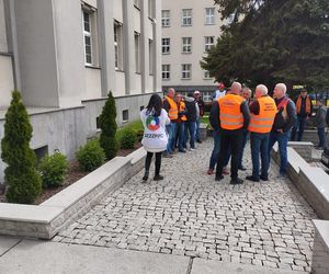 Konferencja prasowa hutników przed Ministerstwem Przemysłu w Katowicach