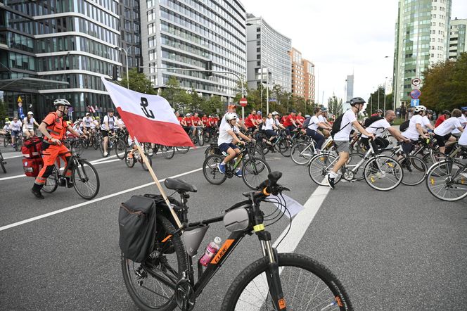 Biało-czerwonym peletonem rowerzyści uczcili Powstanie Warszawskie 