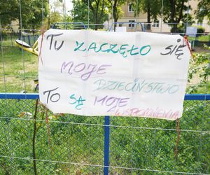 Nie zabierać nam dzieciństwa. Plac zabaw w Poznaniu został otoczony kratami. Mieszkańcy Winograd walczą o teren z prywatnym właścicielem