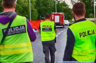 38-latek uderzył w bariery, motocykl rozpadł się na dwie części