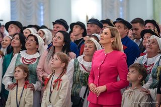 Marta Nawrocka w różu zachwyca na dożynkach! Wiemy, kto wygrał konkurs na najpiękniejszy wieniec