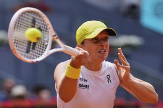 O której gra Iga Świątek dzisiaj z Coco Gauff w półfinale WTA Madryt? Gdzie oglądać mecz?