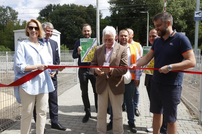 Kolejowa rewolucja w Warszawie. Przejścia przez tory, na które czekali ponad dwa lata, w końcu otwarte. „Presja ma sens”