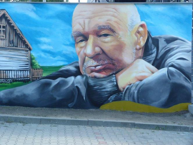 Mural i tablica ku pamięci Ryszarda Kotysa w Mniowie (Świętokrzyskie)