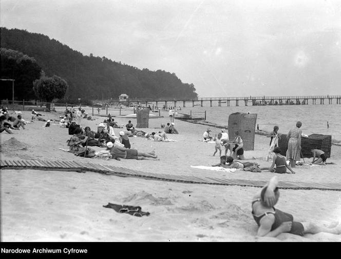 Jak dawniej wyglądało plażowanie? Te zdjęcia to prawdziwe perełki! [GALERIA]