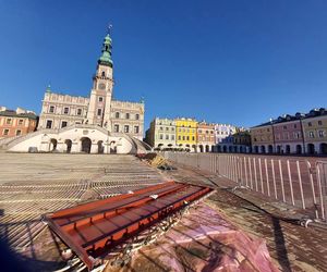 Przed ratuszem w Zamościu trwają dalsze prace przy budowie lodowiska