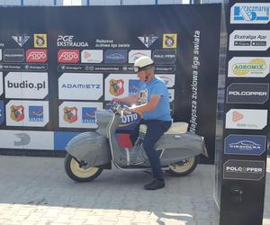 Osy kręciły kółka na stadionie żużlowym w Lesznie. Ogólnopolski zlot skuterów Osa Osieczna-Leszno 