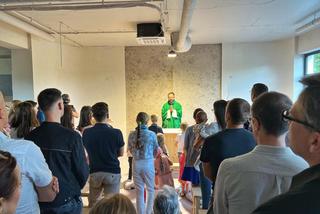 W Poznaniu otwarto nową parafię. Na razie msze odbywają się w kaplicy... w bloku