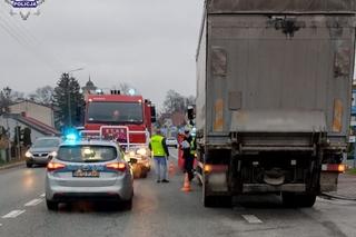 Kierowca ciężarówki przejechał mężczyznę, bo go nie zauważył. Poszkodowany zmarł na miejscu
