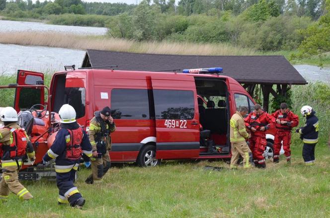 Tragedia na jeziorze Łabędź. Wiatr przewrócił łódkę, wędkarz wpadł do wody