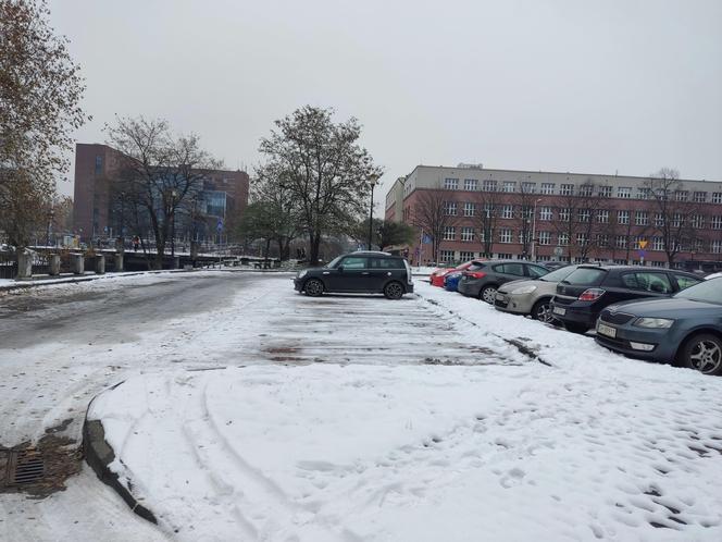 Parkowanie w Katowicach: Studenci UE nie zawalają już parkingów