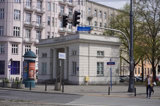 Dwa białe budynki w centrum Warszawy. Dziś niepozorne, kiedyś miały wielką rolę