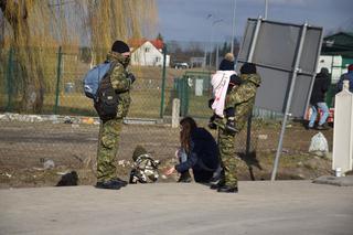 Strażnicy graniczni pomagają uchodżcom z Ukrainy [ZDJĘCIA]