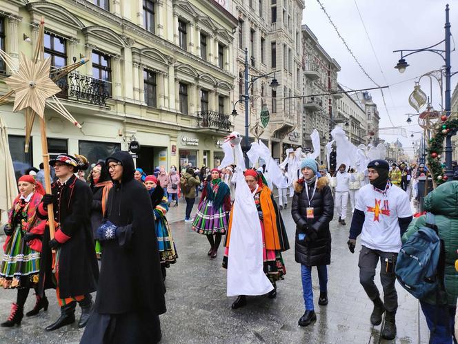 Kolorowy Orszak Trzech Króli w Łodzi. W centrum miasta pojawiło się mnóstwo osób [ZDJĘCIA]