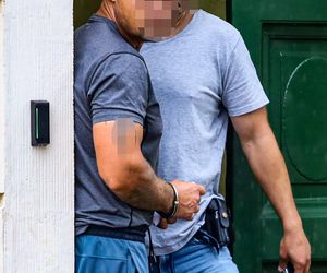 Papieros w jednej ręce, kradziona biżuteria - w drugiej. Beztroski złodziej w rękach policji