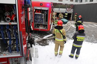 Spłonęło 20 samochodów. Budynek przy Górczewskiej nie nadaje się do zamieszkania