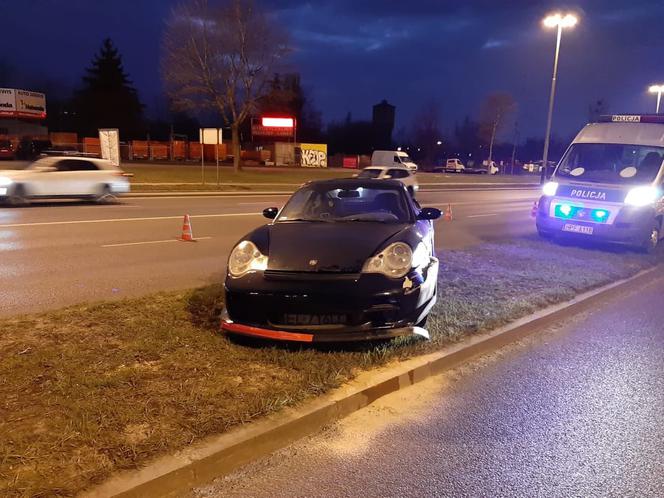 Pijany uciekając przed policją rozbił porsche.