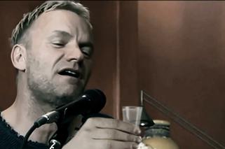 Polski youtuber pije wódkę i śpiewa ze Stingiem [WIDEO]