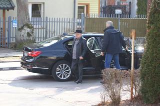 Lech Wałęsa w nabożnym nastroju daje pieniądze dziewczynce pod kościołem