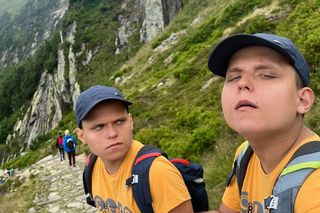 Tata wędruje po górach z synami w spektrum autyzmu. Prawdziwe szczyty i to te najtrudniejsze, zdobywamy każdego dnia