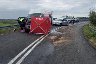 BMW huknęło w busa! 49-letnia kobieta nie żyje, cztery osoby zabrały karetki