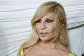 Odmieniona Donatella Versace zszokowała internautów. Niesamowite, jak teraz wygląda!