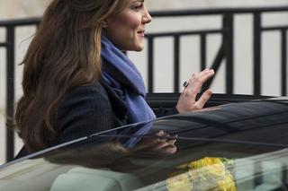 Księżna Kate wychodzi ze szpitala