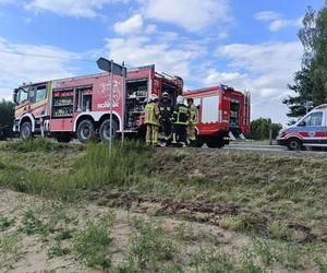 Fatalne skutki wyprzedzania! Uderzone auto stanęło w płomieniach. Zginęła jedna osoba