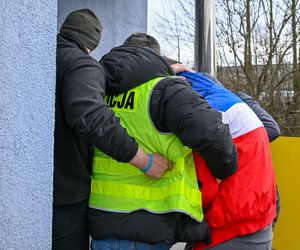 Doprowadzenie mężczyzny, który został zatrzymany w sprawie brutalnej napaści na 14-latkę