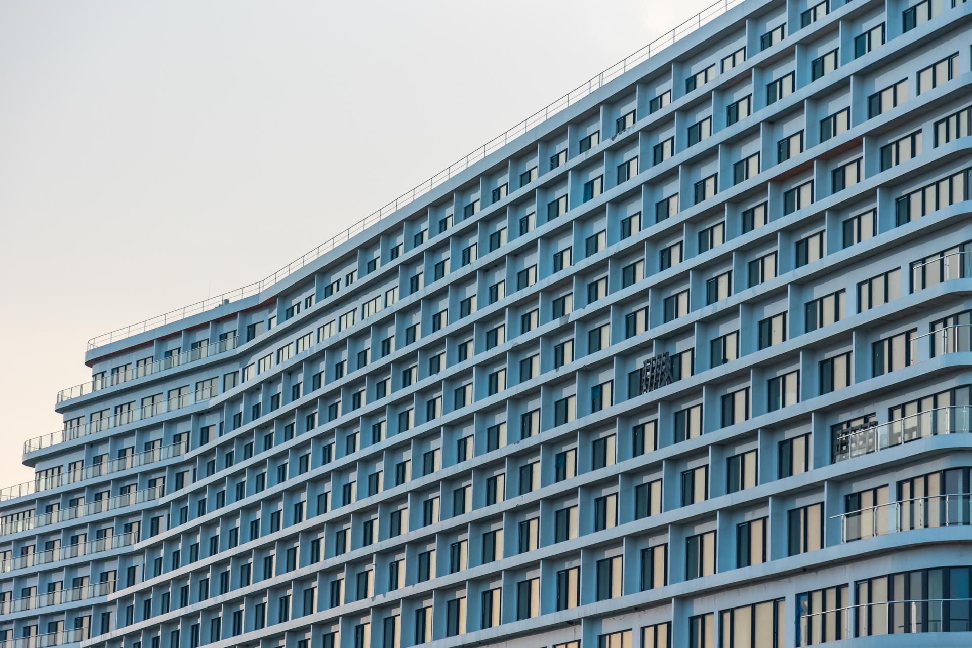 Hotel Gołębiewski w Pobierowie przypomina z daleka ogromny okręt pasażerski