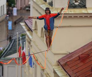   Urban Highline Festival 2023 w Lublinie. Slacklinerzy robią cuda na linach!