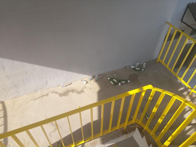 Rzeszów: Dworzec Lokalny za 20 milionów a obok szkło po alkoholu spadające na głowę 