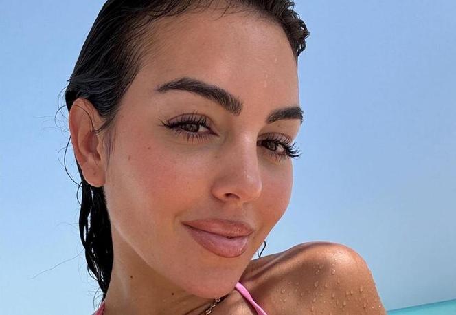 Ukochana Ronaldo pręży biust przed obiektywem. Rozebrana Georgina Rodriguez chwali się piekielnie gorącym ciałem. Potężny żar!