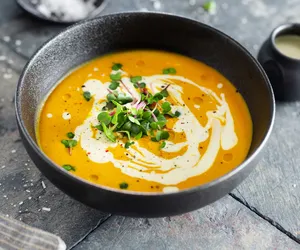 Kremowa zupa z marchewki i soczewicy. Będzie jeszcze lepsza, jeśli dodasz imbir