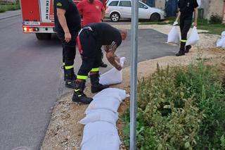 Dolny Śląsk szykuje się na wielką wodę. Strażacy układają worki z piaskiem 