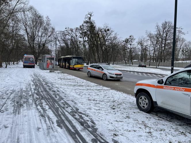 Autobus Miejski z impetem wjechał w latarnie 