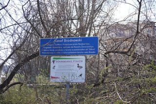 Tuż obok pomnika znajduje się Kanał Bródnowski