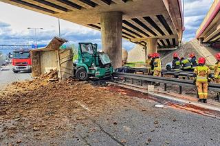Śmiertelny wypadek pod Krakowem. Ciężarówka uderzyła w filar wiaduktu. Nie żyje kierowca [ZDJĘCIA]