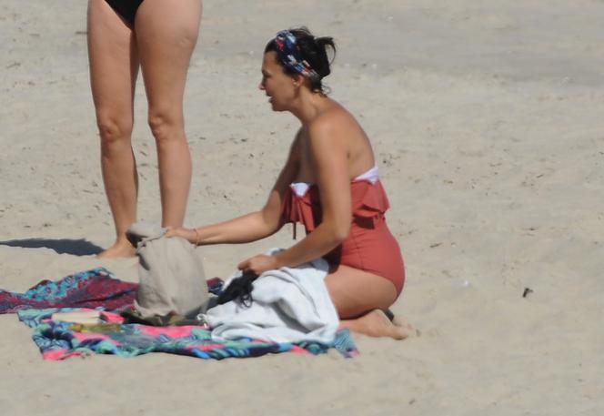 Anna Popek. Pręży piersi na plaży