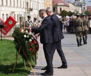 Wizyta prezydenta Polski i Litwy w Lublinie.  Andrzej Duda i Gitanas Nauseda złożyli wieńce przed pomnikiem Unii Lubelskiej. ZDJĘCIA