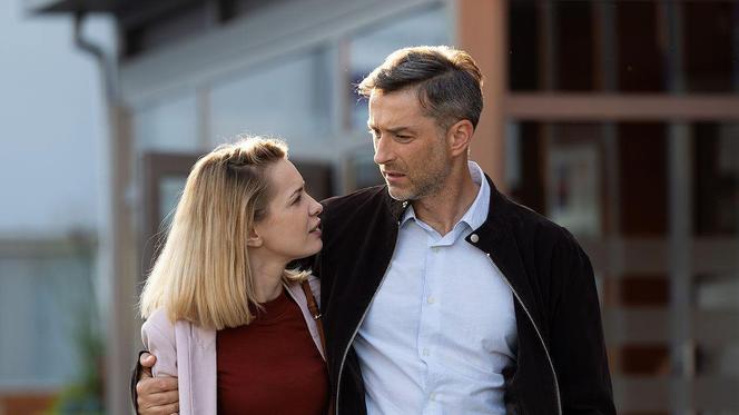 Na dobre i na złe odc. 902. Marcin Molenda (Filip Bobek), Dominika (Paulina Gałązka)