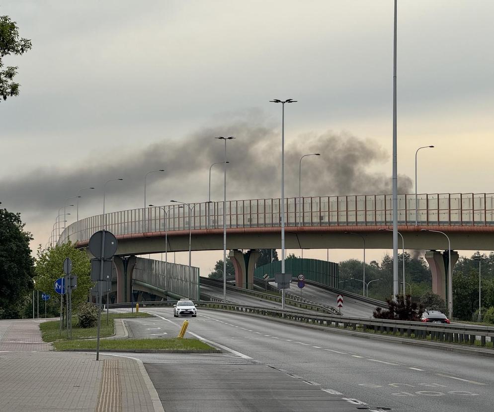 Poranny pożar w Warszawie. Kłęby czarnego dymu nad miastem