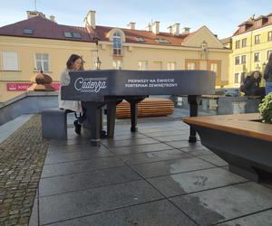  Fortepian zewnętrzny wrócił na Rynek w Rzeszowie. Zrzutka nadal trwa! 