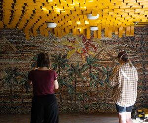 Czyszczenie mozaiki w Kiekrzu z bazgrołów