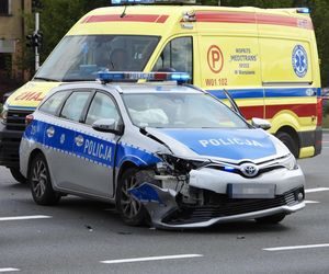 Poważny wypadek na Białołęce. Policjant ranny po zderzeniu radiowozu z oplem