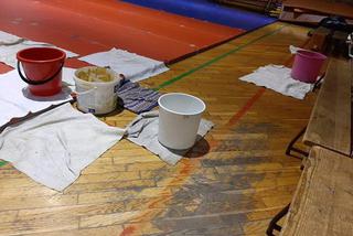 Dziurawy dach na sali gimnastycznej w Rudzie Śląskiej. Dzieci ćwiczą w deszczu? [ZDJĘCIA]